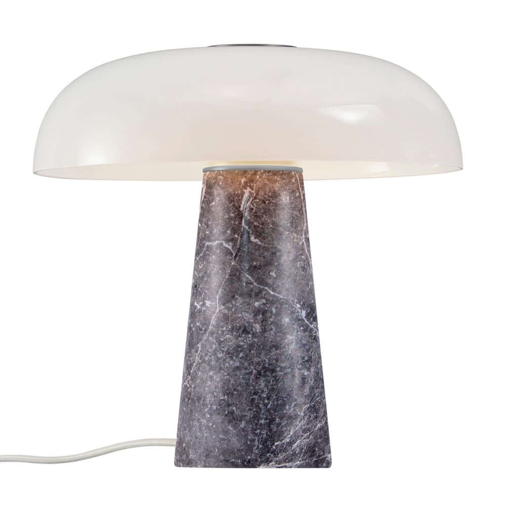 Glossy Marmor Tischleuchte mit opalweißem Glasschirm und stilvollem Marmorsockel.