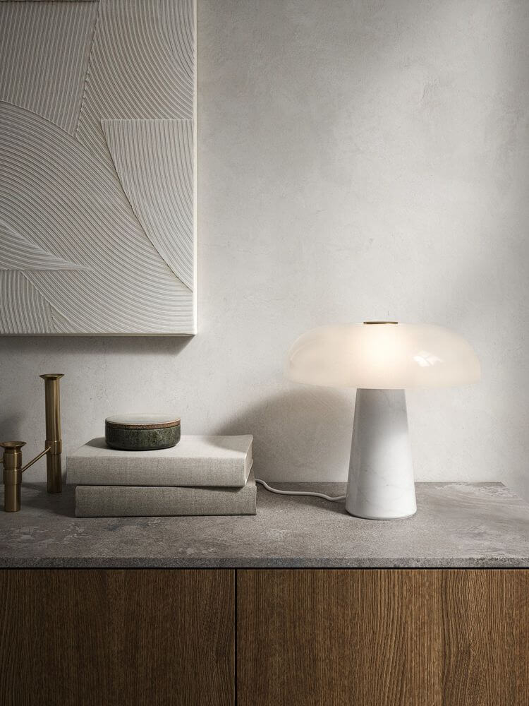 Glossy Tischlampe auf einem modernen Sideboard mit eleganten Materialien und minimalistischem Design.