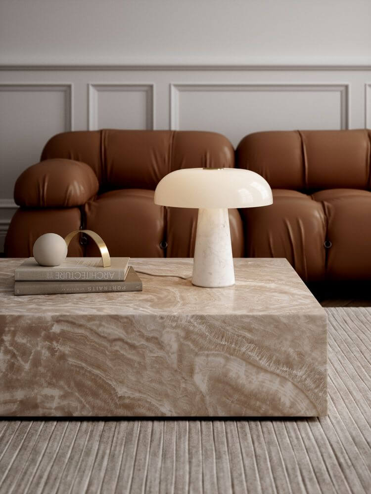 Glossy Tischlampe auf einem eleganten Couchtisch mit Marmoroberfläche im minimalistischen Wohnraum.