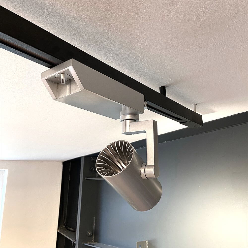 Golo 3-Phasen Power-LED Schienenstrahler in silber, dreh- und schwenkbar, ideal für Ausstellungsräume.
