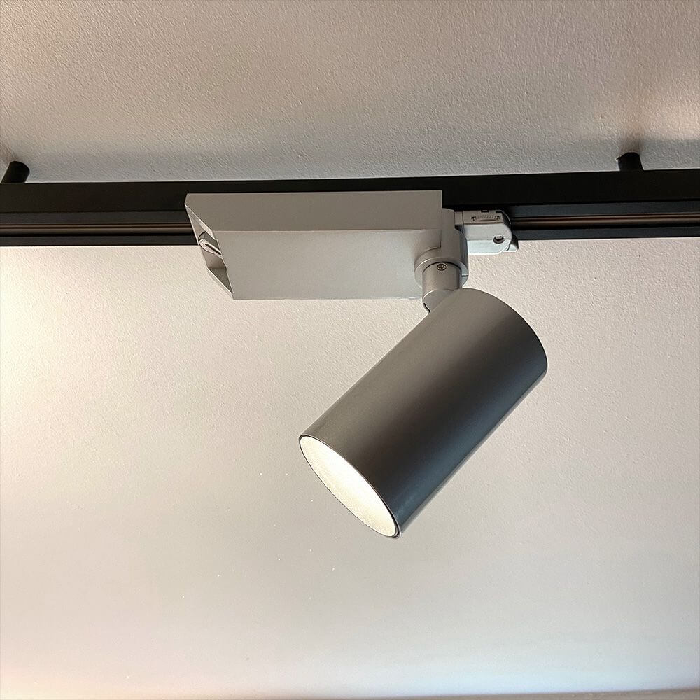Golo 3-Phasen Power-LED Strahler mit schwenkbarem Aluminiumgehäuse in modernem Design, ideal für Ausstellungen.