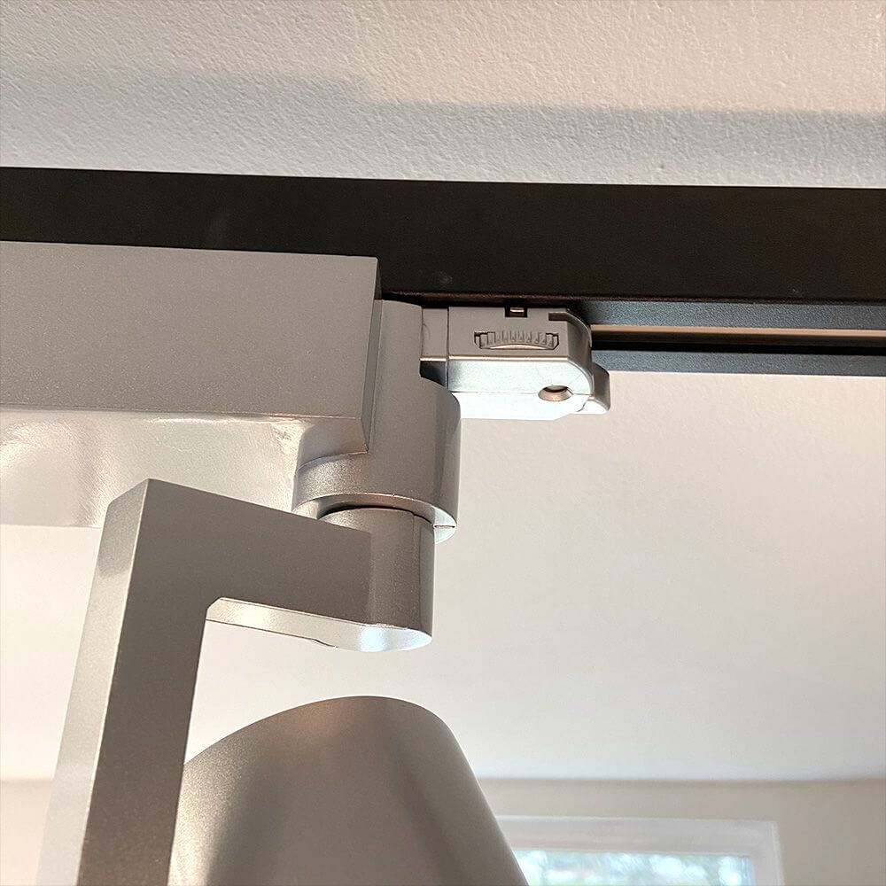 Detailansicht des Golo 3-Phasen Power-LED Schienenstrahlers mit Euro-Adapter und flexibler Dreh- und Schwenkfunktion.