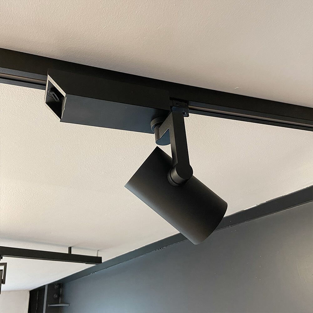 Golo 3-Phasen Power-LED Schienenstrahler in Schwarz, ideal für Ausstellungsräume und Schaufenster.