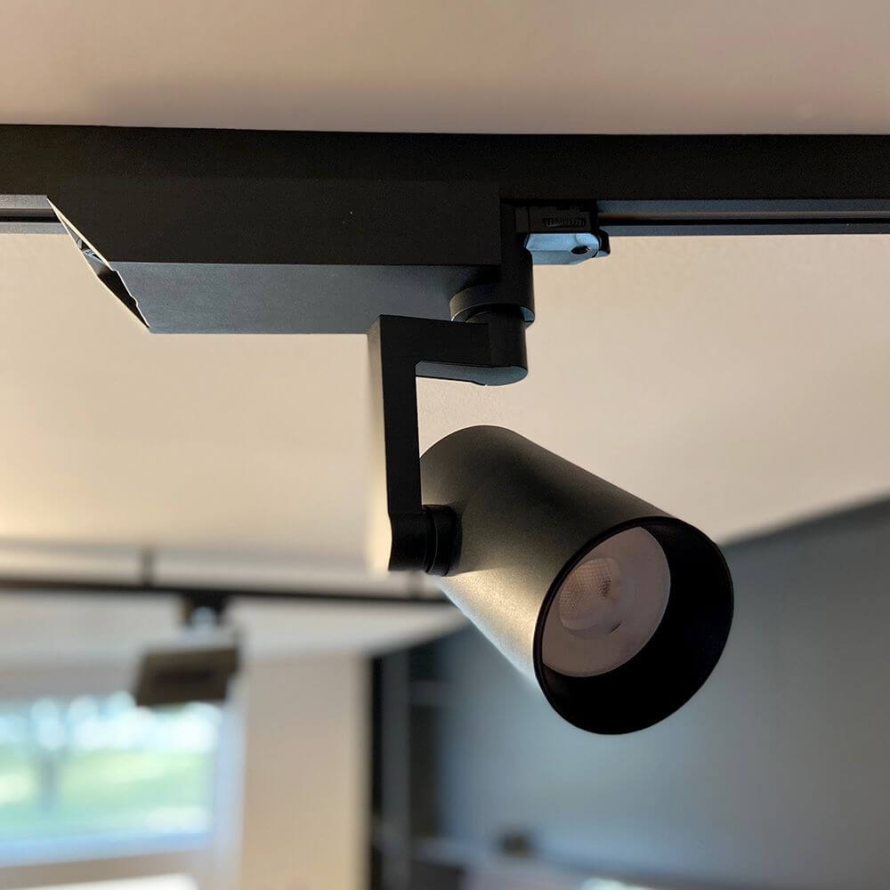 Golo 3-Phasen Power-LED Schienenstrahler in schwarz, dreh- und schwenkbar, montiert an einer Decke.