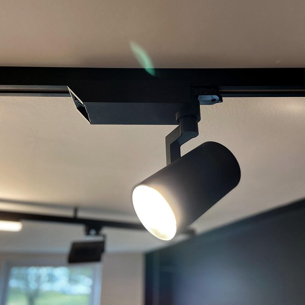 Golo 3-Phasen Power-LED Schienenstrahler in Schwarz, dreh- und schwenkbar für optimale Ausleuchtung.
