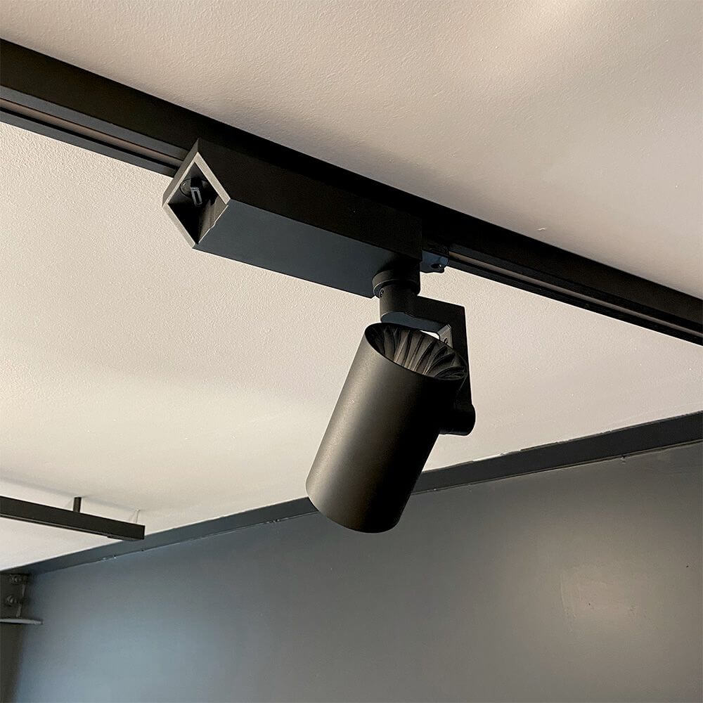 Golo 3-Phasen Power-LED Schienenstrahler montiert an einer Decke, ideal für Ausstellungsräume und Schaufenster.