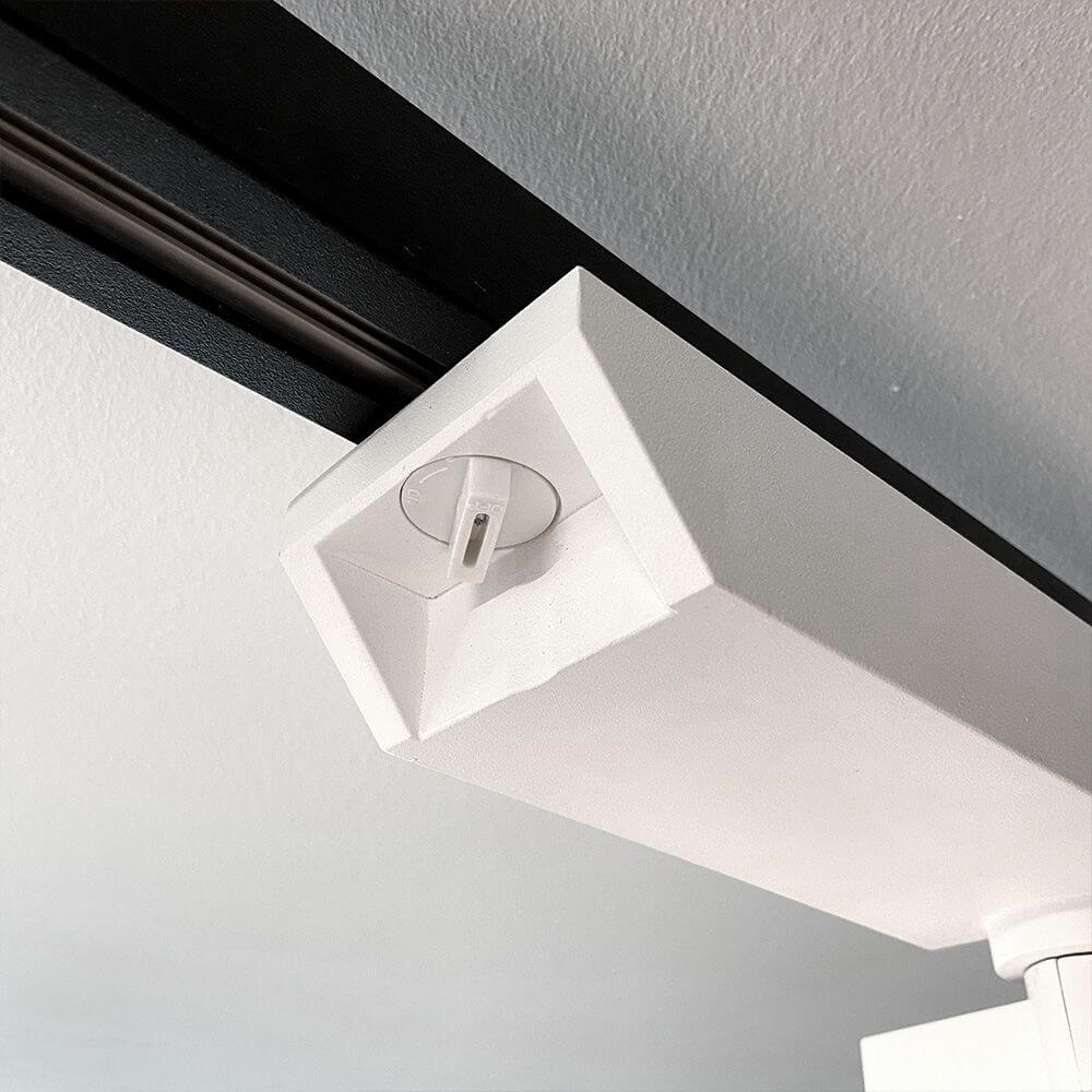 Detailansicht eines weißen LED-Schienenstrahlers mit Euro-Adapter, passend für 3-Phasenschienen.
