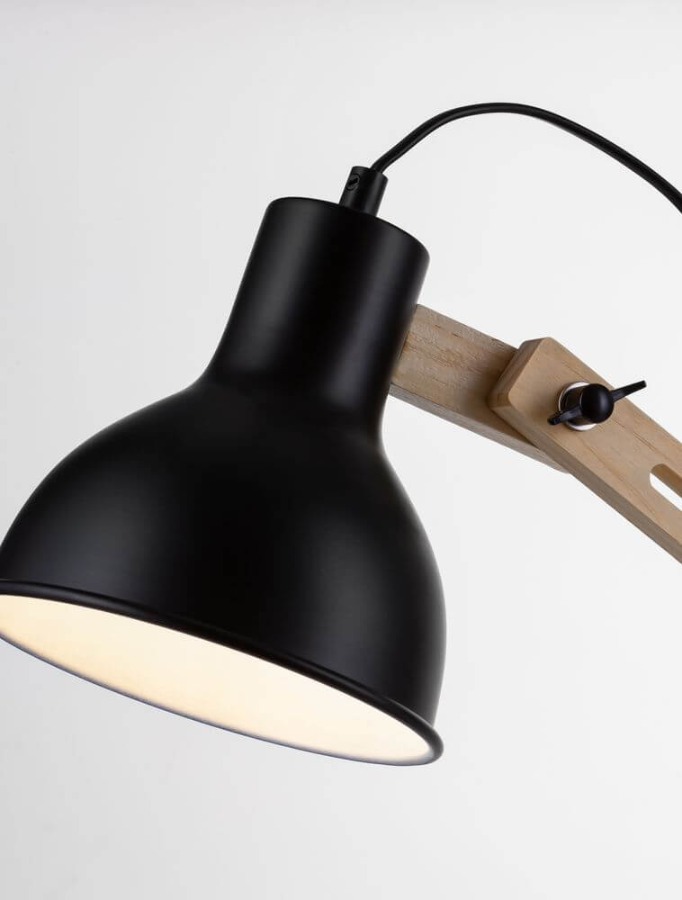 Grou Tischleuchte E27 in schwarz mit hellem Holzarm und On-Off-Schalter, ideal für LED-Leuchtmittel.