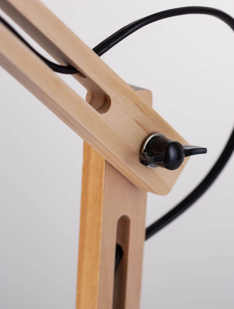 Detailaufnahme der Grou Tischleuchte E27 mit Holzrahmen und schwarzem Schalter.