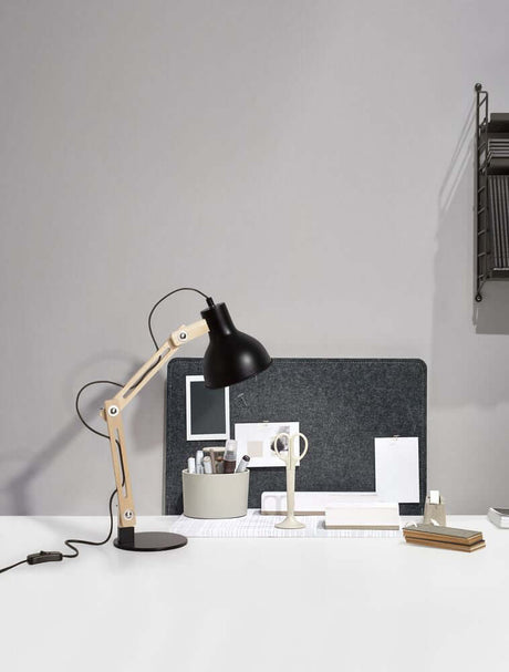 Grou Tischleuchte E27 auf einem modernen Schreibtisch mit Büroaccessoires.