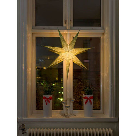 Grüner Papierstern perforiert und grün bestickt 7 Zacken ohne Leuchtmittel im Fenster, stimmungsvolle Weihnachten Dekoration.
