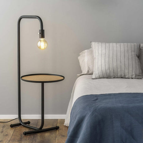 Guest Tisch- & Stehlampe mit Ablage Schwarz neben einem Bett im modernen Schlafzimmer.