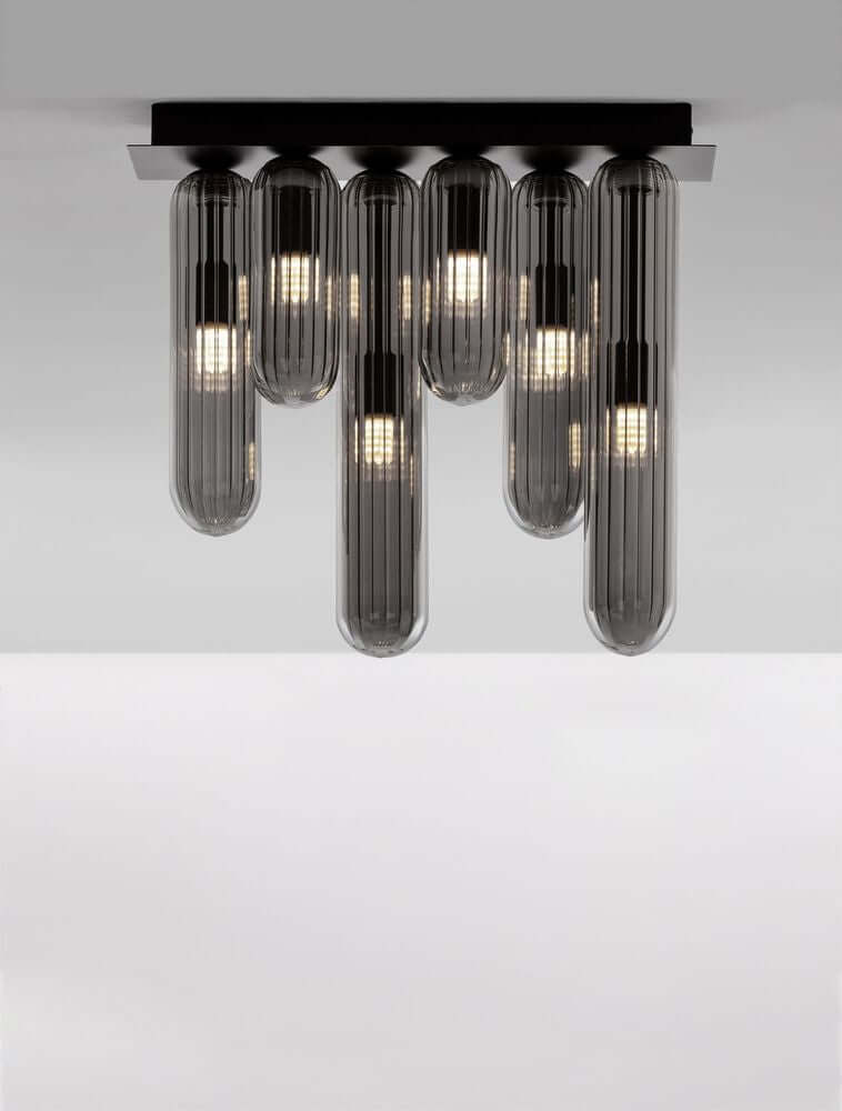 Gustave LED Deckenleuchte Rauchgrau mit fünf schlanken Zylindern aus rauchigem Glas.