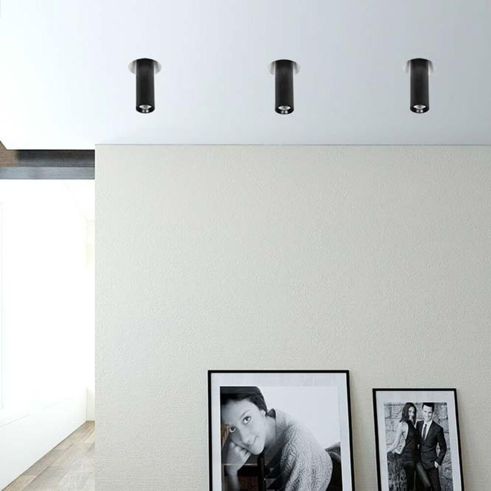 GU10 Einbau-Spot Gypsum Downlight Tube 33cm Schwarz an einer Decke mit Bildern an der Wand.