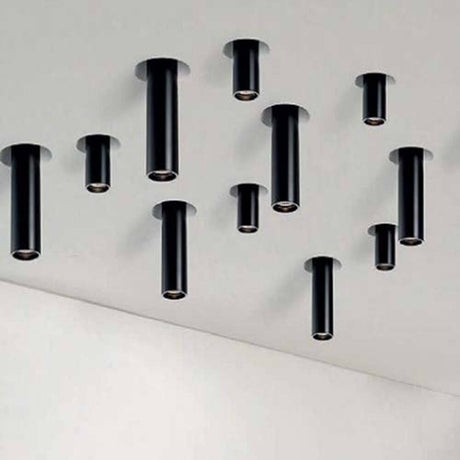 GU10 Einbau-Spot Gypsum Downlight Tube 33cm Schwarz mit mehreren schlanken Zylindern an der Decke.