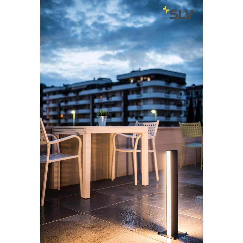 H-Pol Wege- & Standleuchte Zweiflammig LED 3000K Anthrazit 66cm auf einer Terrasse bei Dämmerung.