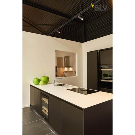 Moderner Küchenbereich mit Helia 50 LED Strahler auf 3Phasen-Stromschiene und stilvollen grünen Äpfeln.