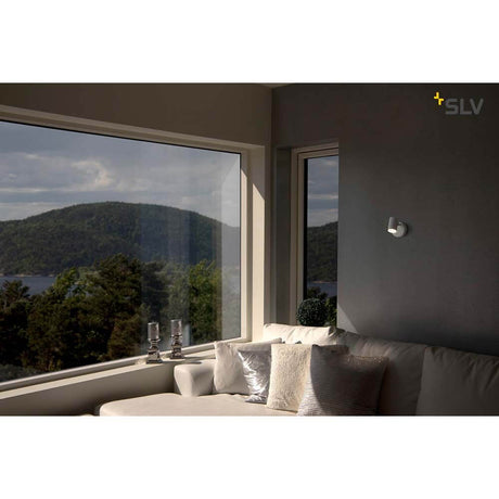 Helia LED Single Wand- & Deckenleuchte 3000K 35° Weiß in modernem Wohnraum mit Ausblick.