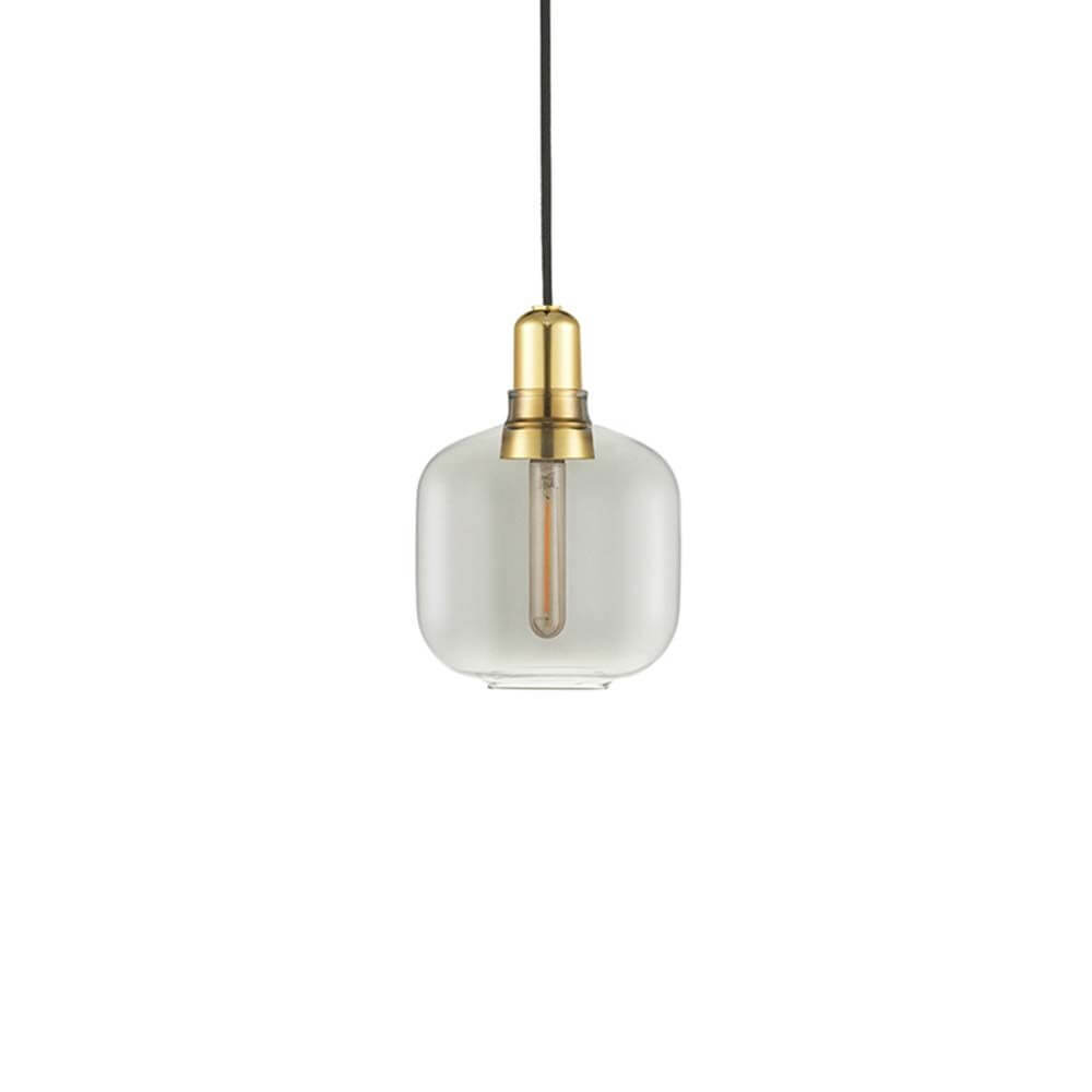 Hängelampe Amp L Rauchglas, Messing mit nostalgischem Design und edlen Materialien.