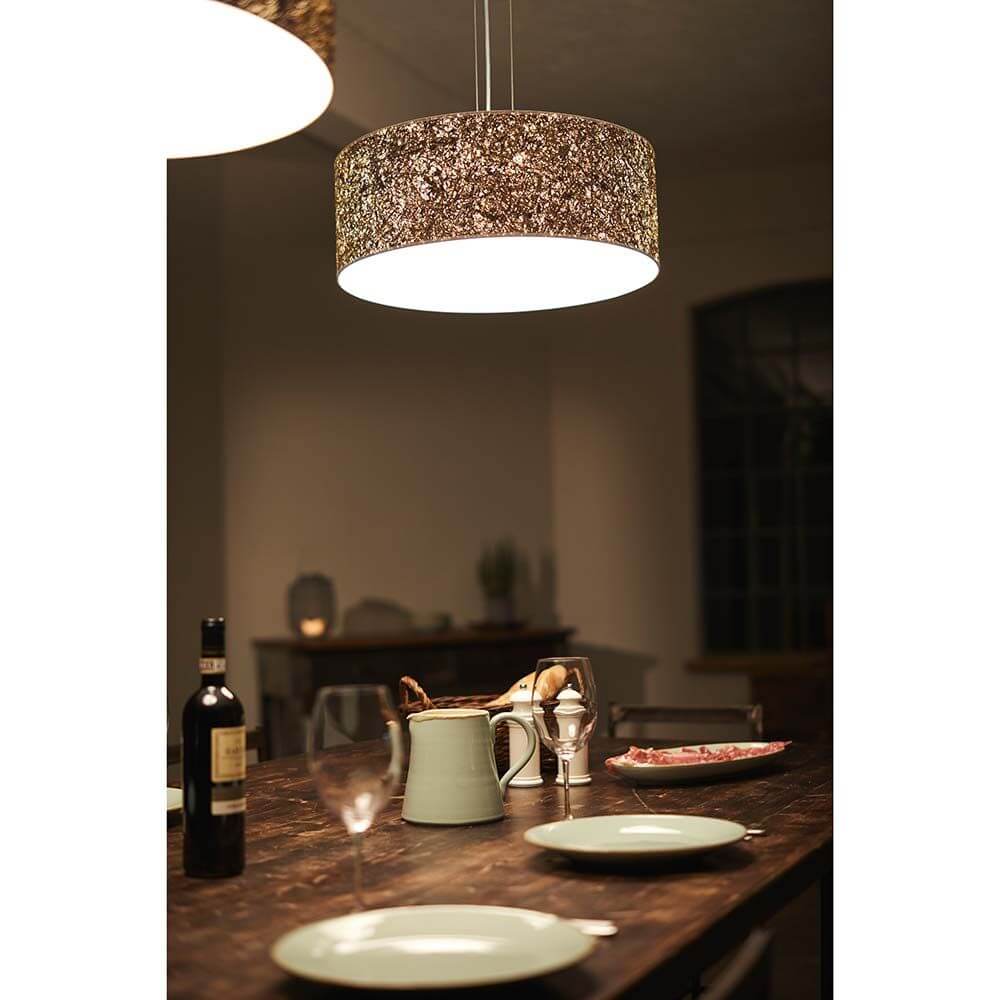 Hängelampe Discus mit Diffuser Almheu über einem Esstisch, warmes Licht und stilvolles Design.