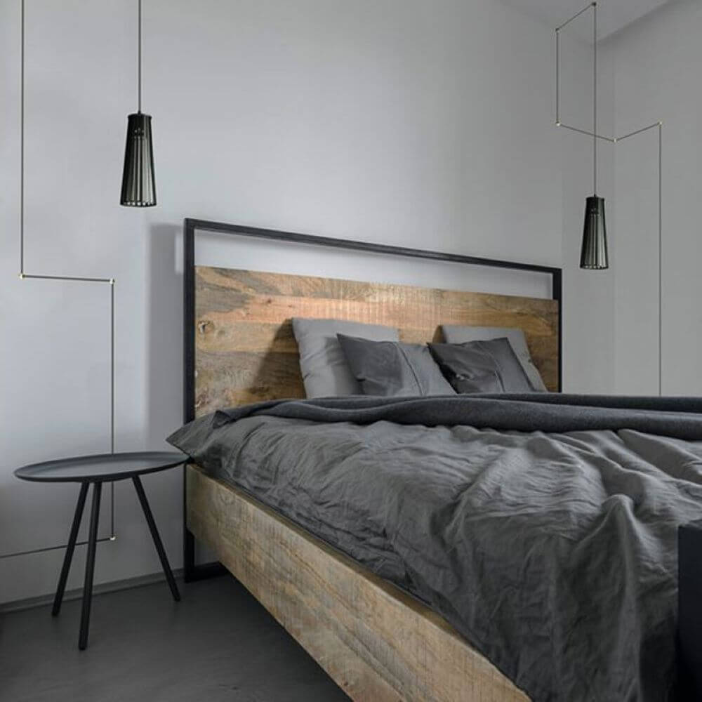 Moderne Schlafzimmer-Ansicht mit Hängelampe Dover, Holzkopfteil und eleganter Bettwaren. Stilvolles Interieur.
