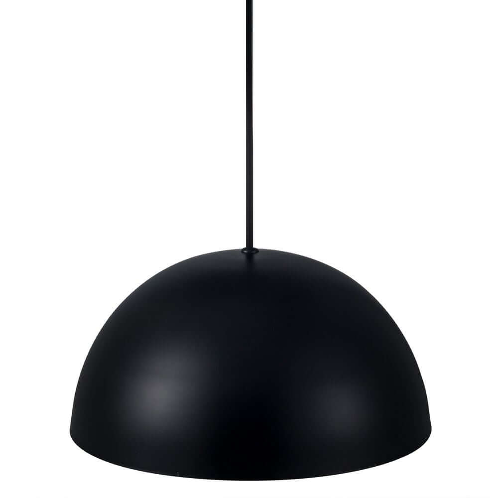 Hängelampe Ellen 30 Schwarz mit großem, runden Schirm für skandinavisches Design und angenehme Beleuchtung.