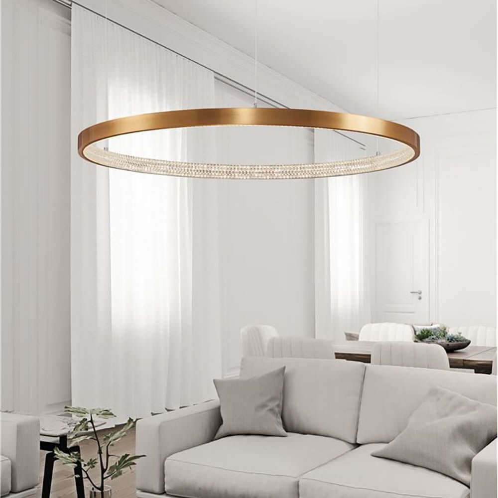 Hängelampe Preston Ø 110cm Gold im modernen Wohnraum über einem gemütlichen Sofa.