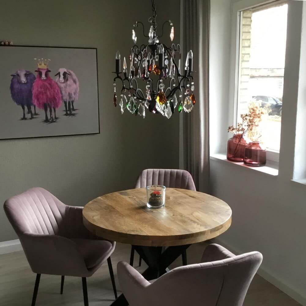 Hängeleuchte 4-flammig Symphonie Color Bronze, Bleikristall über einem runden Tisch in einem modernen Esszimmer.
