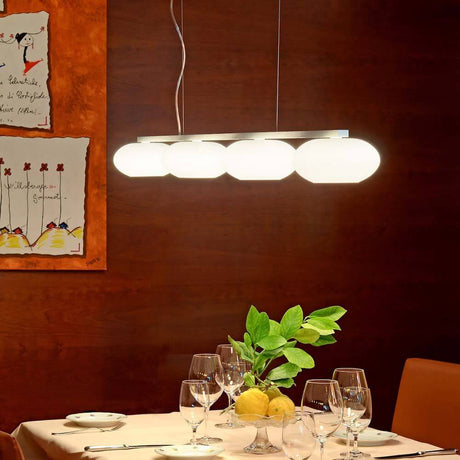 Casablanca Hängeleuchte AIH Multi 4-flammig über einem eleganten Esstisch mit dimmbarem Halogenlicht.