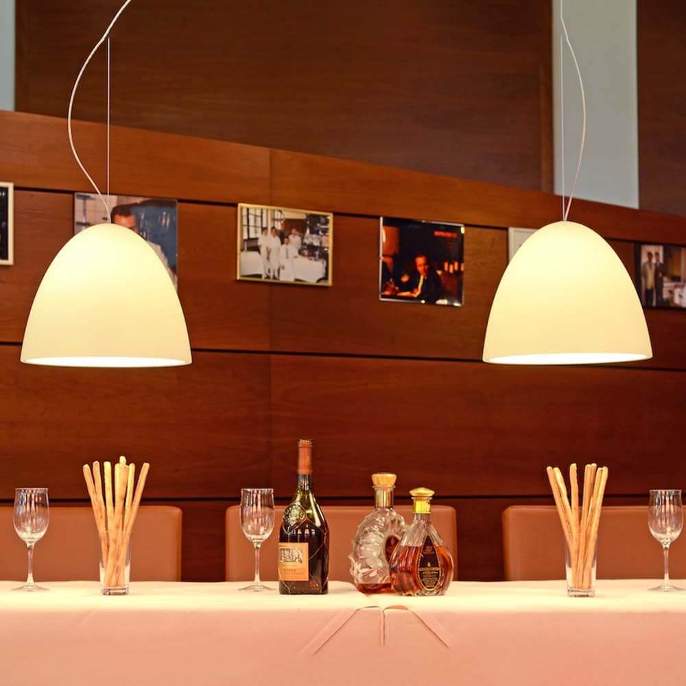 Hängeleuchte Bell ø 21cm 2-flammig über elegant gedecktem Tisch im Restaurant.