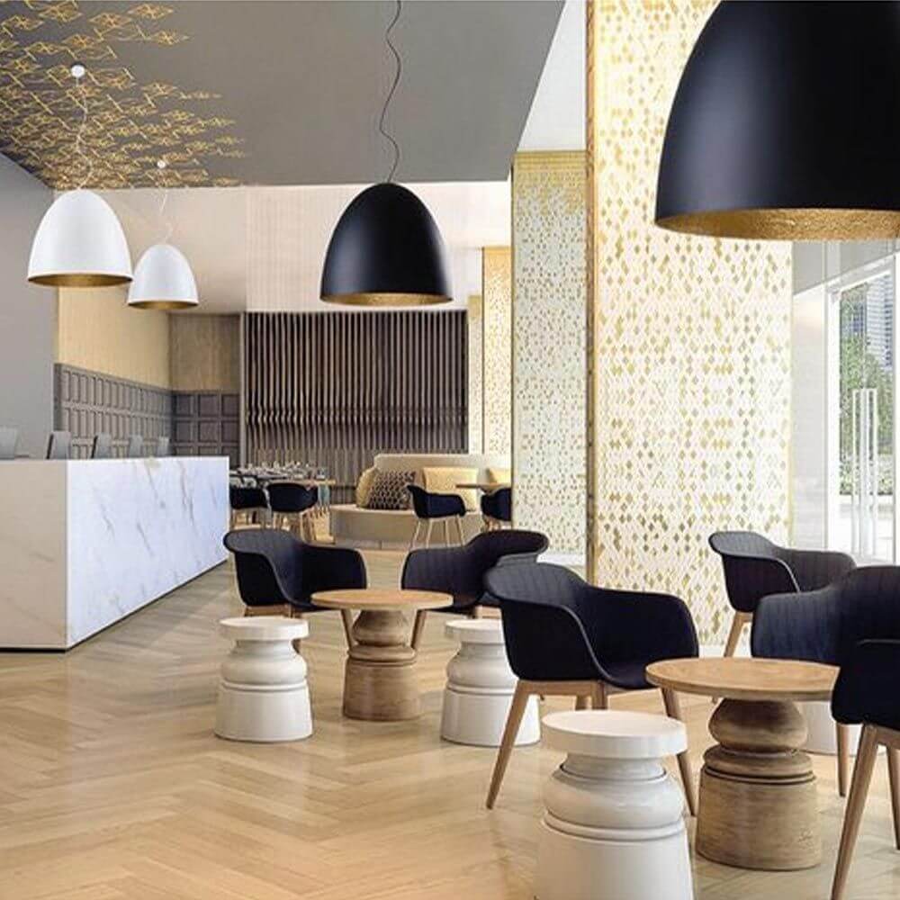 Hängeleuchte Egg XL Ø 75cm Schwarz, Goldfarben im modernen Innenraum mit eleganten Möbeln.