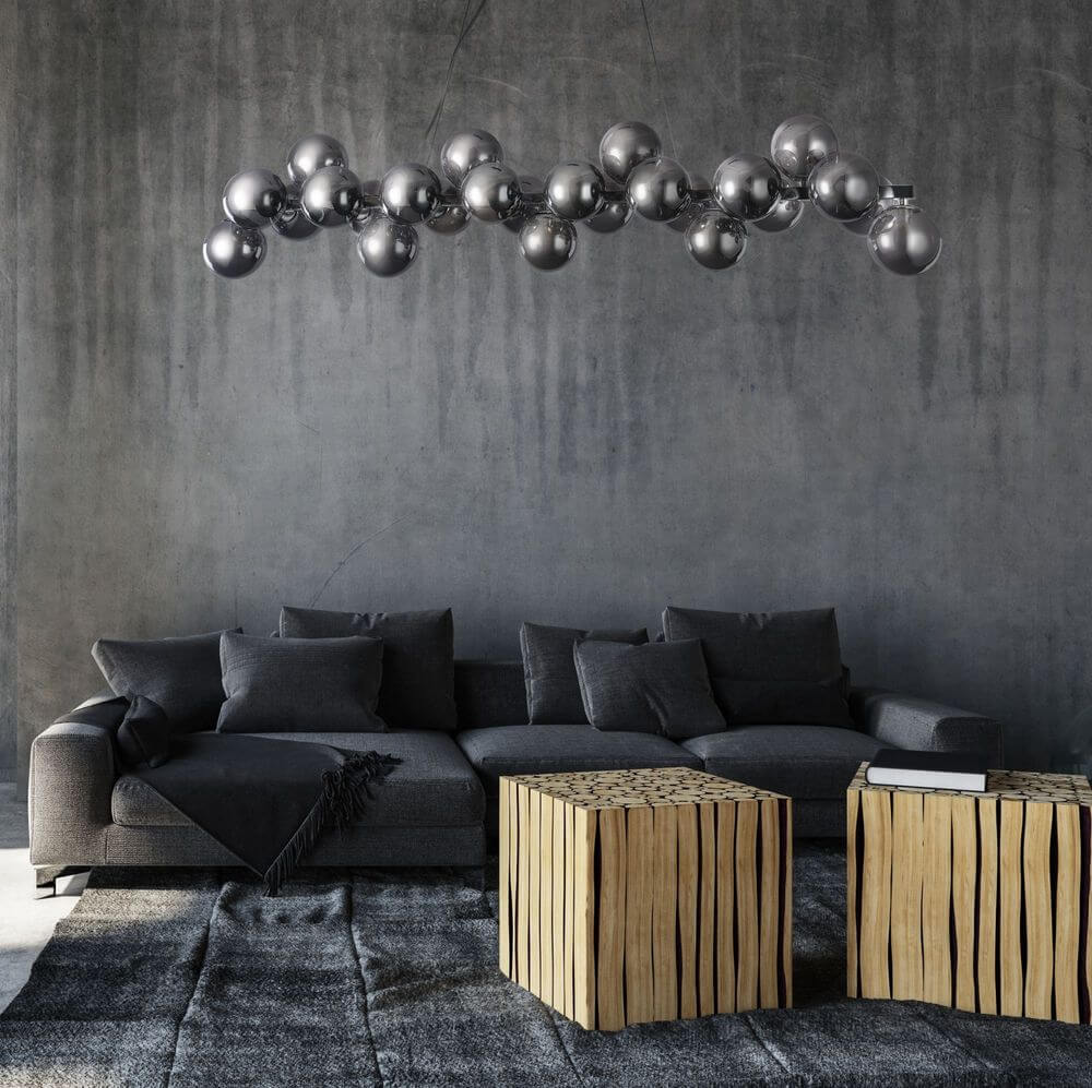 Moderne Esstischlampe Glob 120cm Chrom 25 Rauchgläser über einer stilvollen Wohnzimmereinrichtung mit Couch und Holztischen.