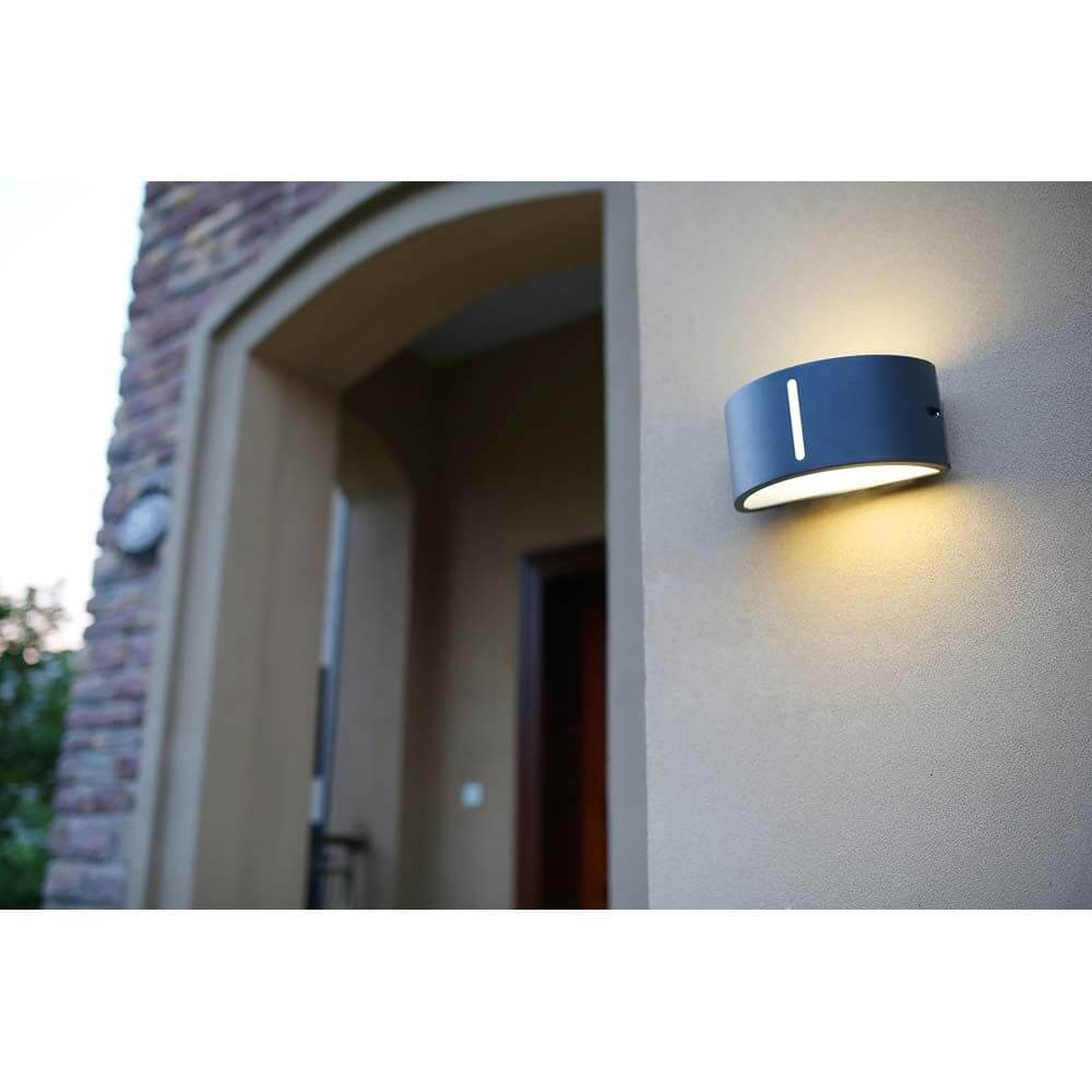Halbrunde Außenwandlampe Bonn IP54 Anthrazit an der Außenwand eines Hauses, erzeugt bidirektionalen Lichteffekt.
