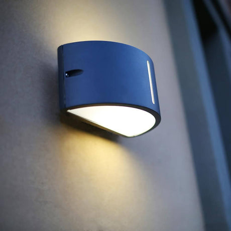 Halbrunde Außenwandlampe Bonn IP54 Anthrazit an einer Wand montiert mit bidirektionalem Lichteffekt.
