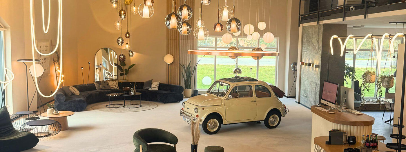 Gemütliches Interieur mit retro Auto und stylischen Lampen in modernem Raum.