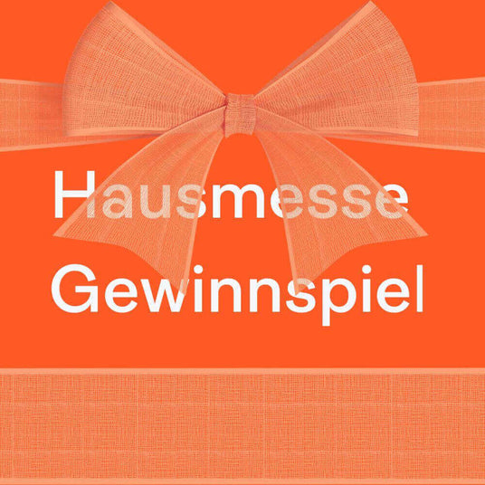 Hausmesse Gewinnspiel mit orangefarbenem Schleifenmotiv auf lebhaftem Hintergrund.