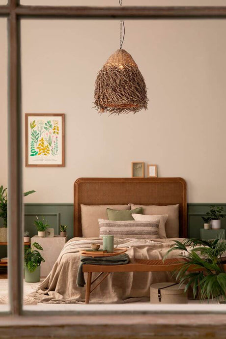 Hay pendellampe E27 Ø 61cm brun over en hyggelig seng i BOHO stil.