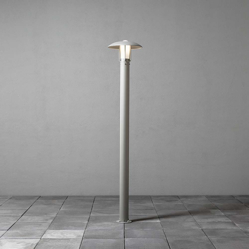 Heimdal Standleuchte Silber, Opalglas im modernen Design auf einem grauen Hintergrund.