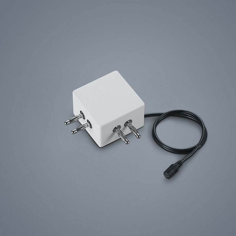 Connecteur à 90° avec alimentation de câble Vigo blanc sur fond gris, idéal pour les raccordements électriques.