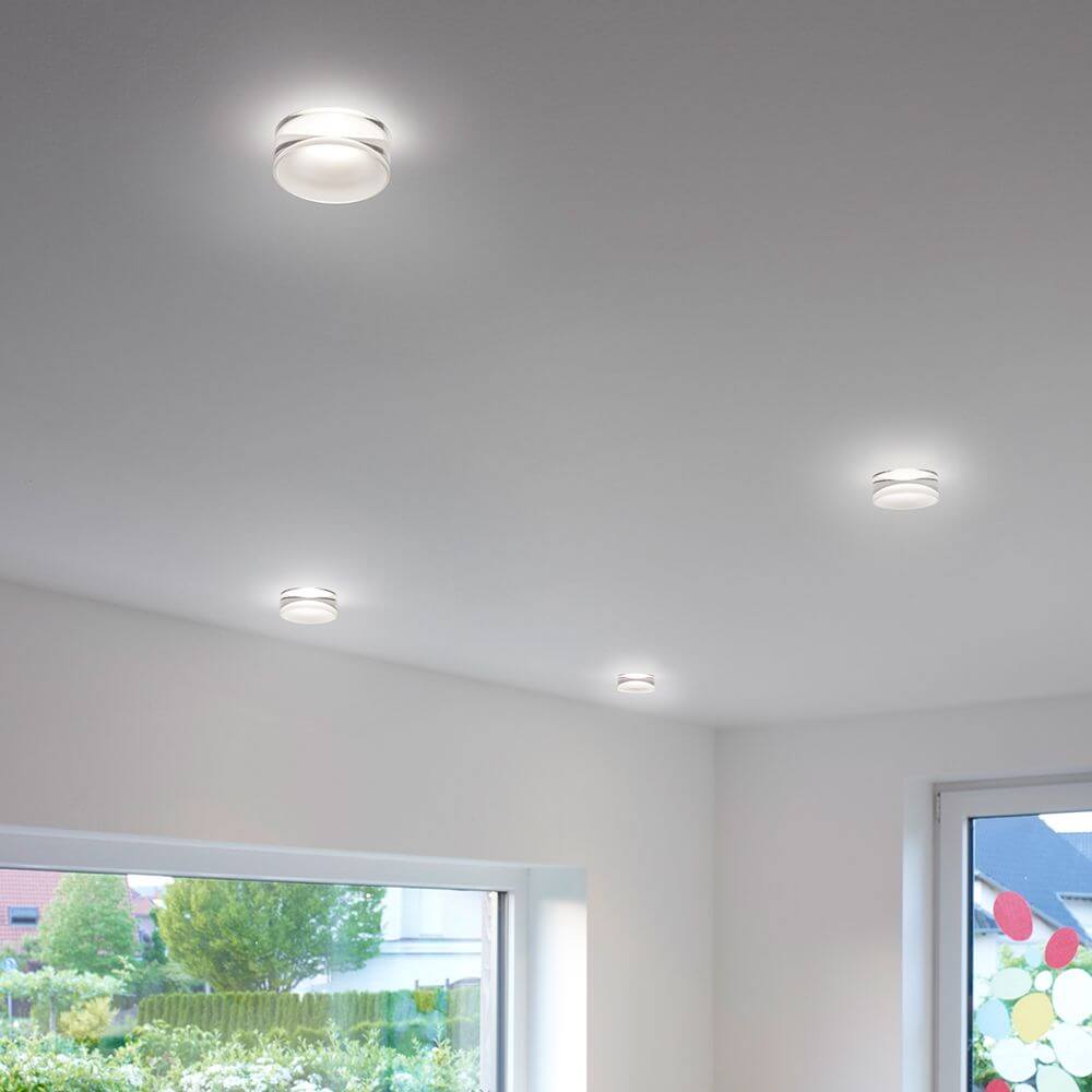 LED Decken-Einbauleuchte Ska Glas teilsatiniert an der Decke in modernem Raum