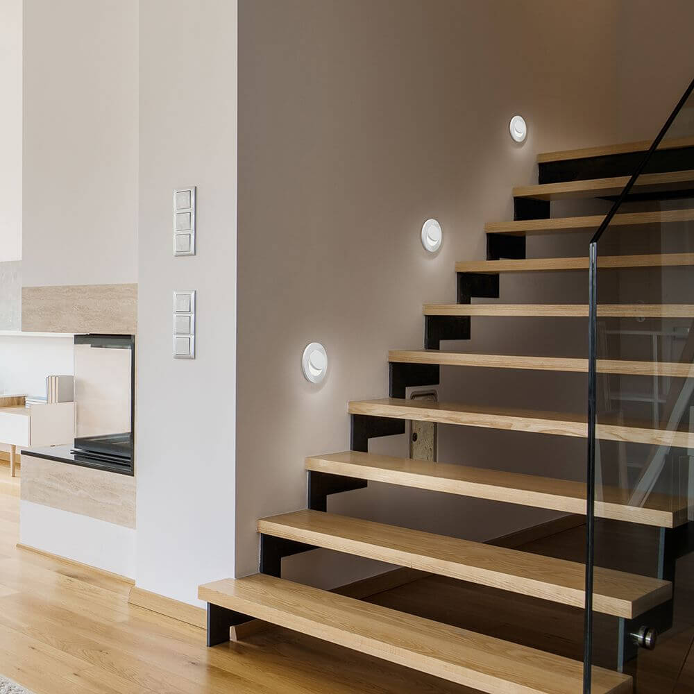 LED Deckeneinbauleuchte Onto Weiß im Treppenaufgang für stilvolle Beleuchtung in modernem Wohnraum.