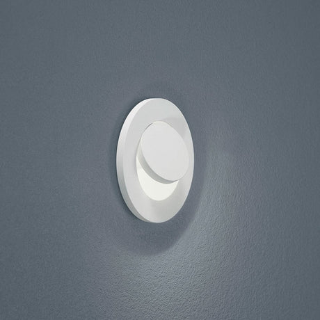 LED Deckeneinbauleuchte Onto Weiß an grauer Wand, ideal für stilvolle Beleuchtung in Innenräumen.