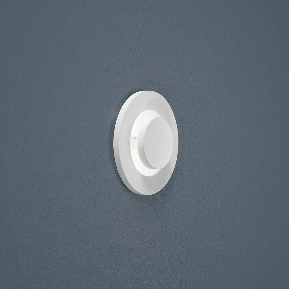 LED Deckeneinbauleuchte Onto Weiß an einer grauen Wand, ideal für stilvolle Beleuchtung in Bad oder Flur.