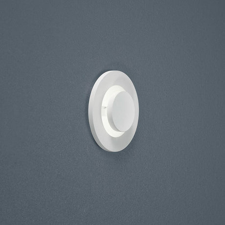 LED Deckeneinbauleuchte Onto Weiß an einer grauen Wand, ideal für stilvolle Beleuchtung in Bad oder Flur.