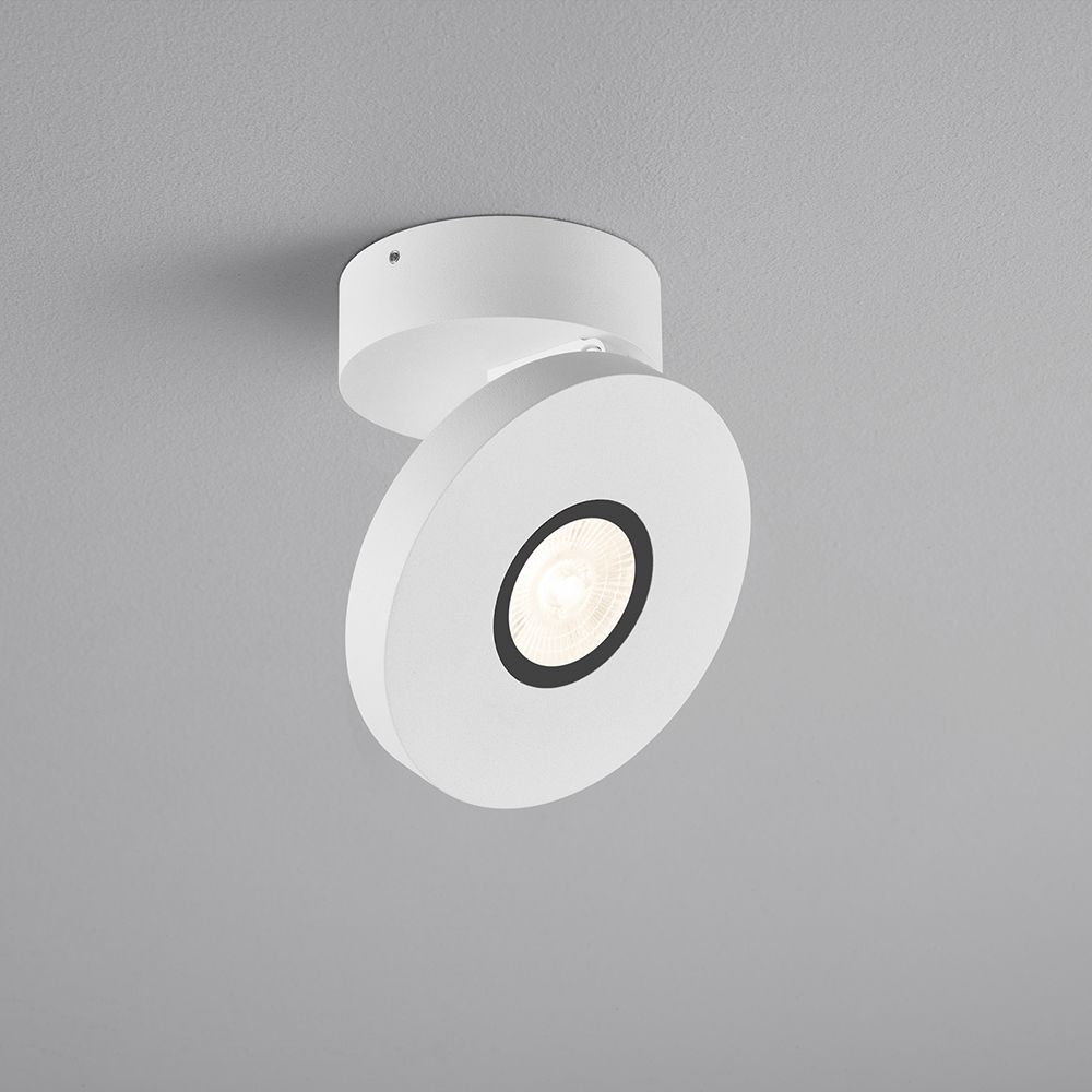 LED Decken Aufbauspot Indoor & Outdoor Goto IP54 Weiß an der Decke montiert, ideal für stilvolle Beleuchtung.