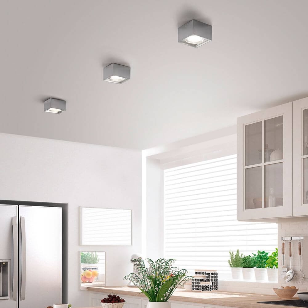 LED Deckenleuchte Kari Nickel-Matt in moderner Küche mit quadratischen Deckenleuchten an der Decke.