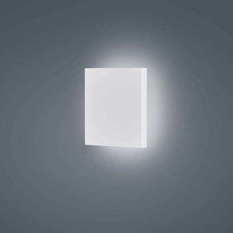 LED Außen-Wandleuchte Air IP65 Weiß an einer grauen Wand montiert, strahlendes Licht.