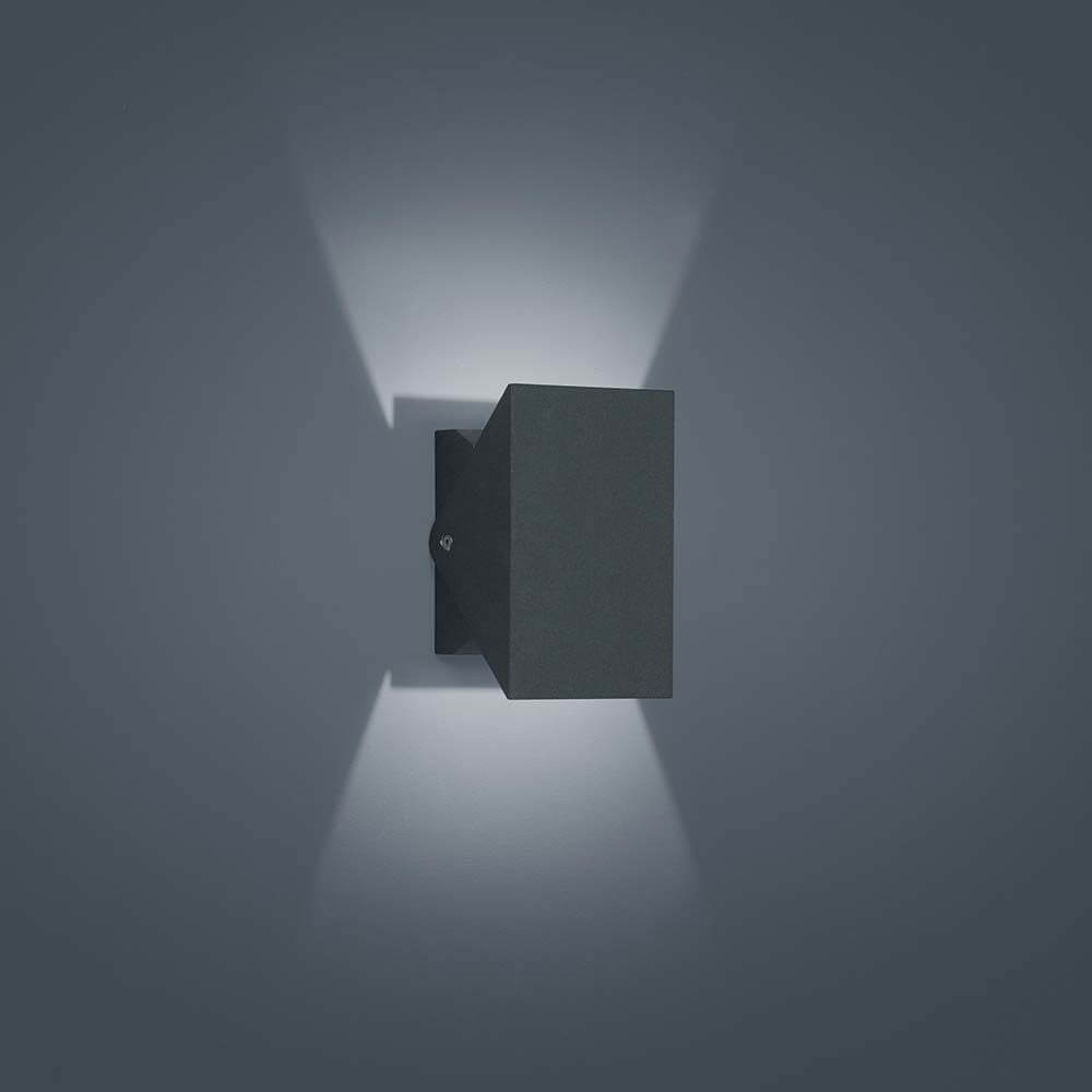 LED Außen-Wandleuchte Free IP54 Graphit an der Wand mit sanftem Lichtschein.