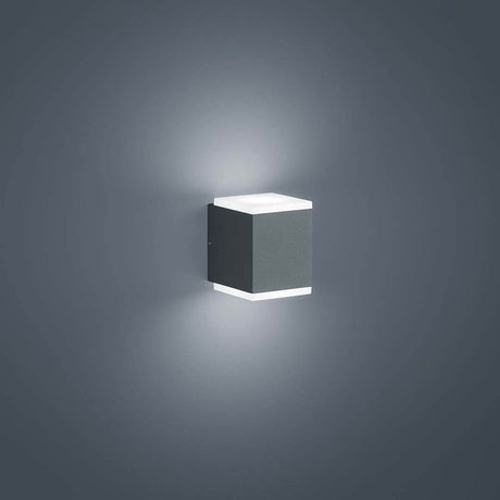 LED Außen-Wandlampe Kibo IP54 Graphit an einer Wand montiert, elegantes Design in Graphitfarbe.