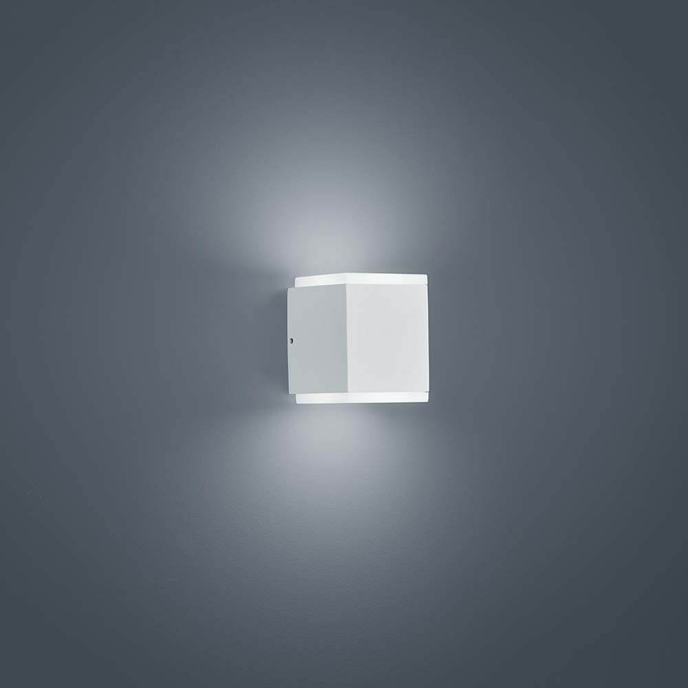 LED Wandaussenleuchte Kibo IP54 Weiß an einer Wand montiert, mit modernem Design und softem Licht.